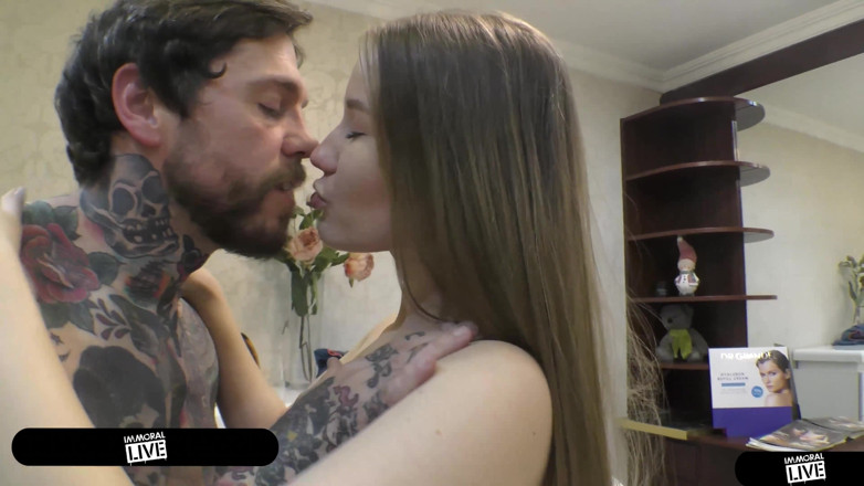 Immoral Live: Cachonda de enormes tetas naturales Amalia Davis se corre sin...