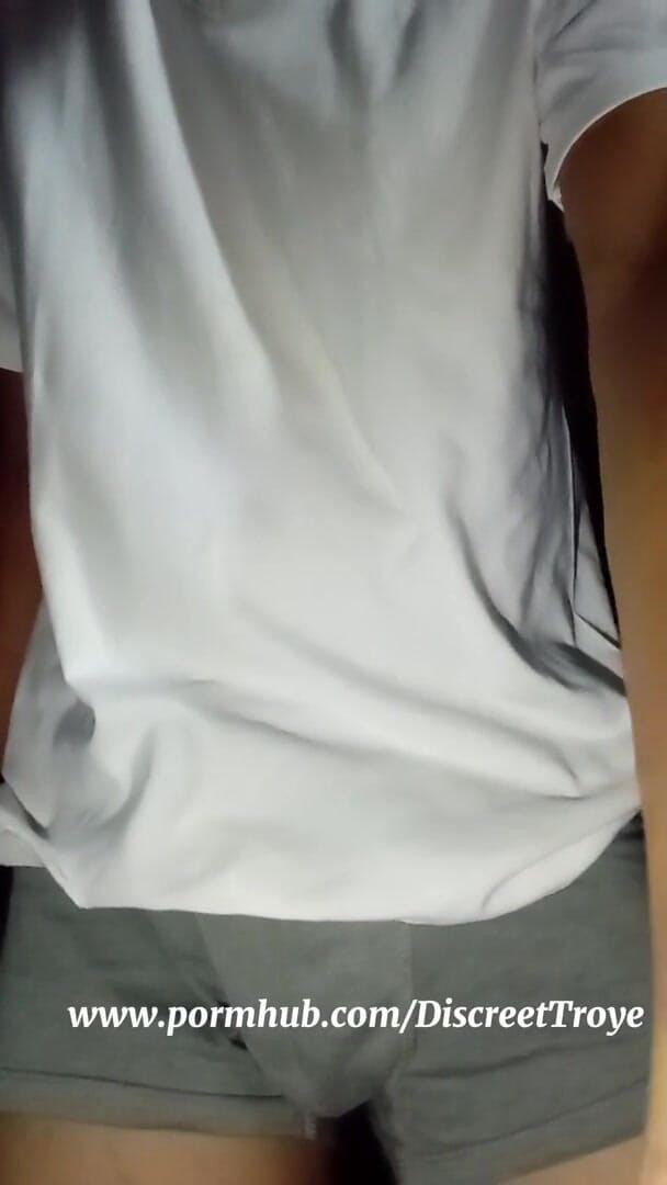 Troye_AsianPinoy: Filipínský sexy chlapec masturbuje brzy ráno, zatímco prší