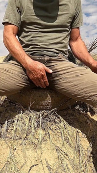 Spruzzare piscio durante il lavoro sul campo