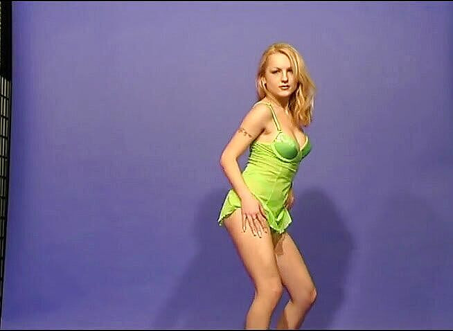 Flash Model Amateurs: 可爱的金发小妞喜欢裸体跳舞