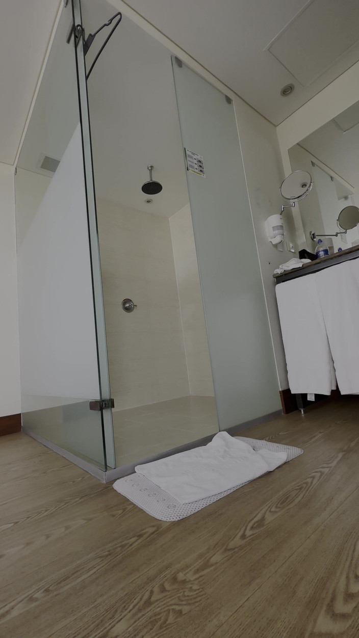 QuadsGoddess: 체육관 운동 후 긴 샤워