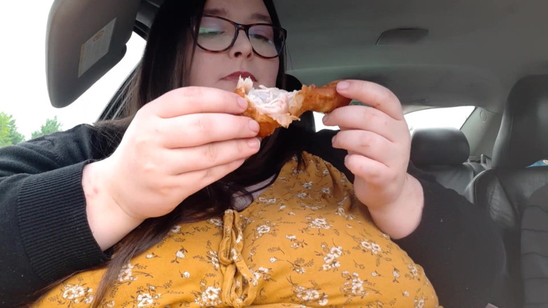 SSBBWLadyBrads: Bbw ssbbw memanjakan di kfc menjilati jari
