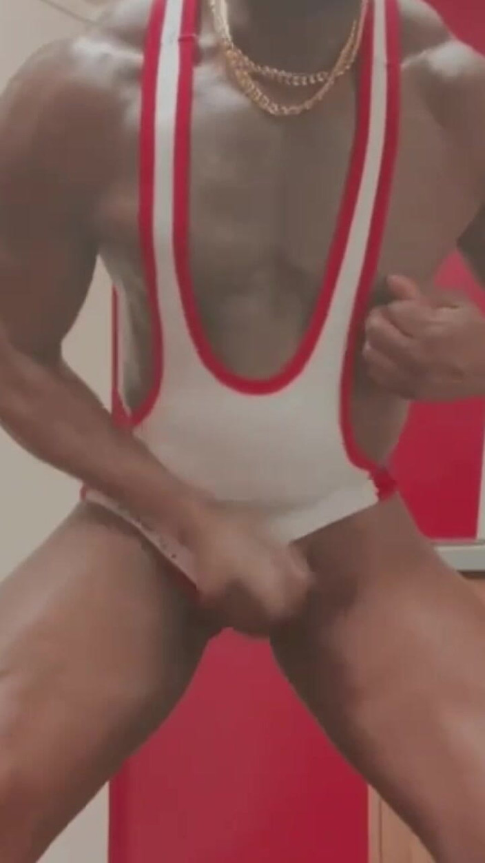 Black mature kinky muscle: Cơ bắp săn chắc trong con cu trắng khít khao để...