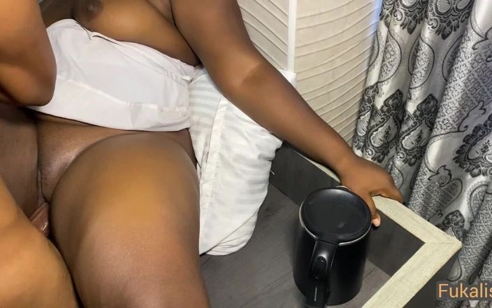 Fukalistik: Un pervers excitat a prins proprietare fată excitată masturbându-se în toaletă și...