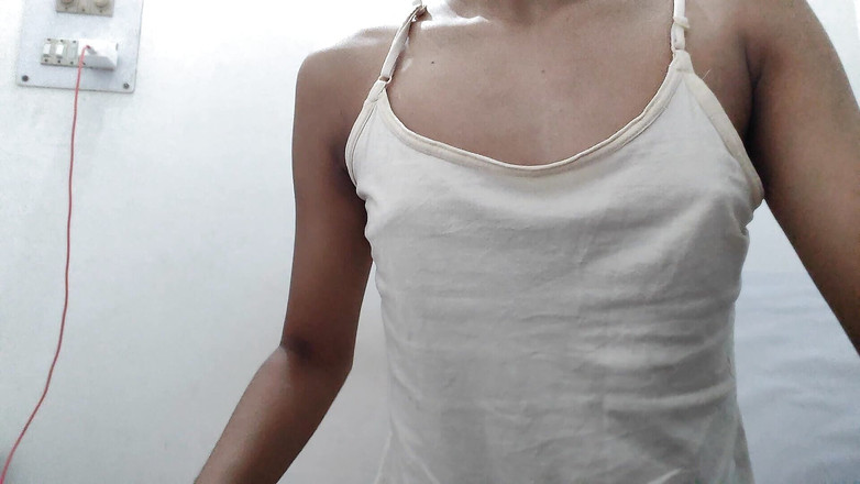 desigirl93: Desi studentka masturbuje v pokoji hostelu (hindský zvuk)