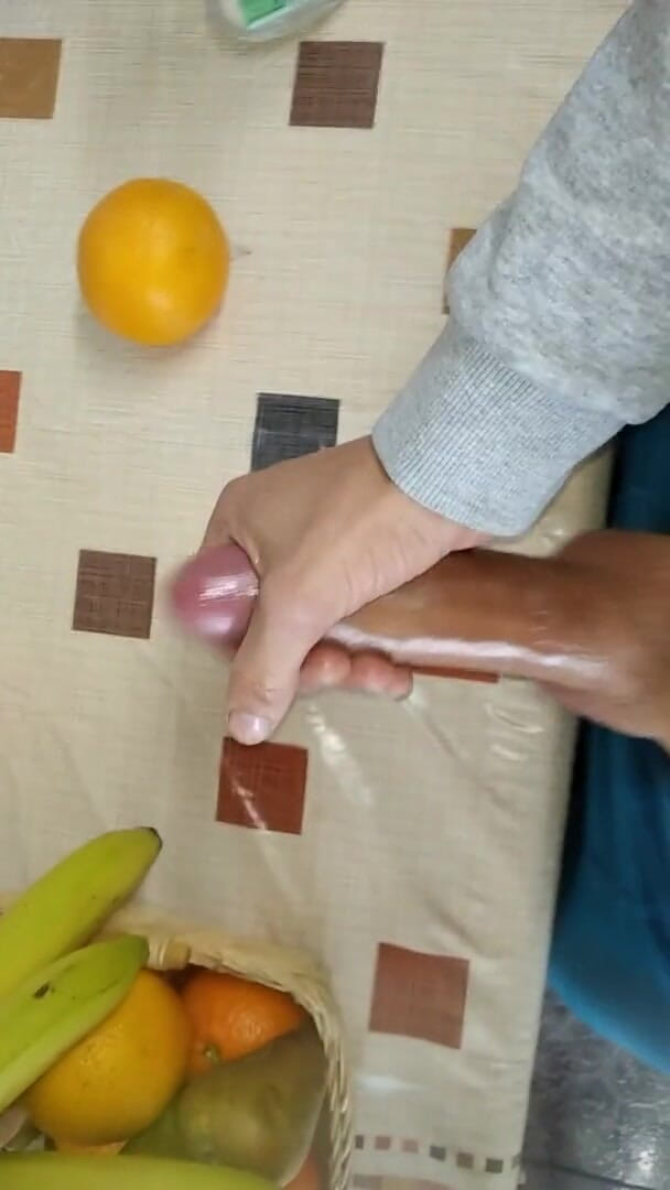 Elvissc: Straight Guy Wanks His Big Cock in Front of the...