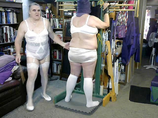 Mistress Jamie's Dungeon: Tělesné tresty s paní Jamie &amp; Sissy Denise na bičovacím stromě