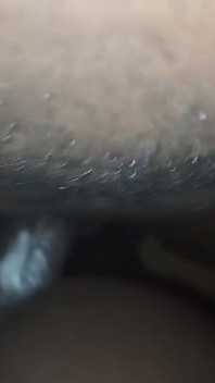 Une black sexy se fait baiser en levrette à la maison et j’éjacule sur ma bite