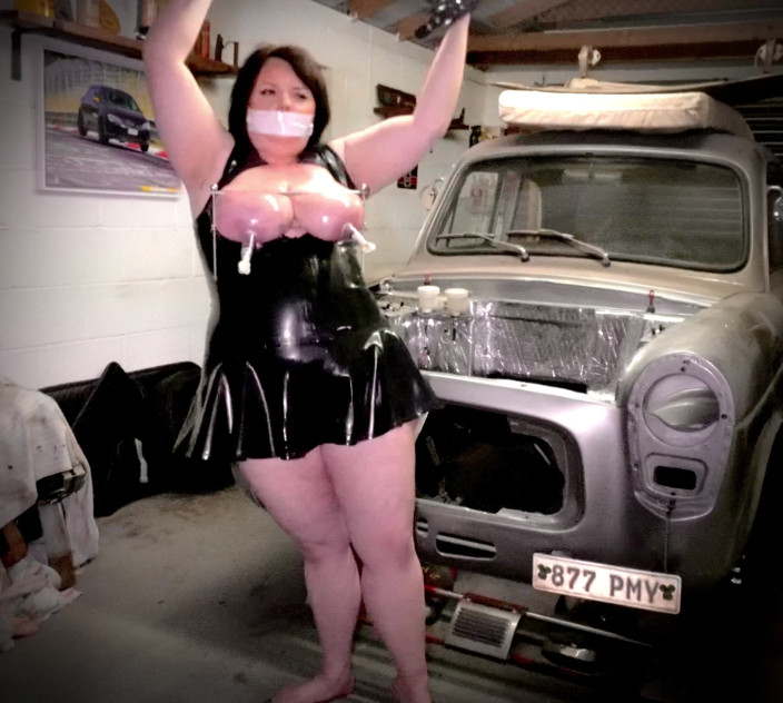 Chloekinkykinks: Gefesselt, mollige brust, bondage und brustpeitsche