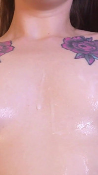 奇妙な小さなおっぱい唾液、乳首が遊ぶ