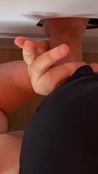 Rapidito en el gloryhole - chico de oficina engaña a su esposa durante el almuerzo