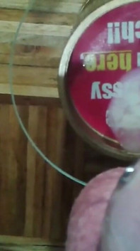Sissy in castità munge la sua prostata e raccoglie la sborra
