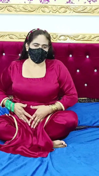 Bela punjabi paquistanesa mulher com peitos enormes cavalgando no grande consolo