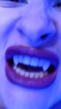 Vampirgöttin kommt wie verrückt