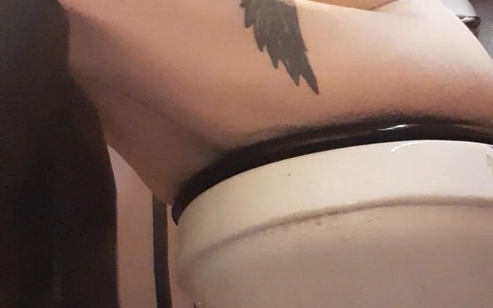 PandoraSG: Pms esfregando barriga no banheiro instrução