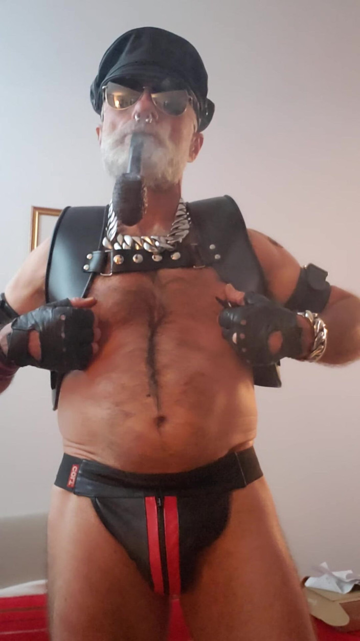 Muscles Cigar FFPig: Sigaar stiefvader Enjoyin Pijp met een nieuw paar tepelklemmen van...