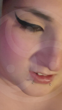 La trappola trans sissy asiatica americana con grandi tette è usata per riscaldarsi papà dom per l'evento principale.
