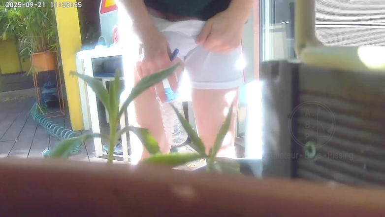 AmateurBoysPissing: Zrzka se snaží čůrat do láhve, která se schovává před jeho...