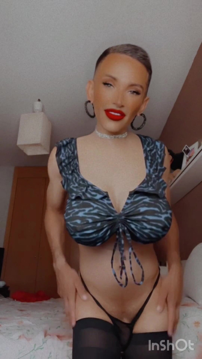 Sissy Slut Brianna: 私の顔に射精して、あなたが私を恋しく思ったと伝えてください