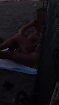 Mostro Il Mio Cazzo Davanti Alla Mia Figliastra in Una Spiaggia Pubblica E Lei Mi Aiuta a Sborrare Davanti a Tutti Rischioso