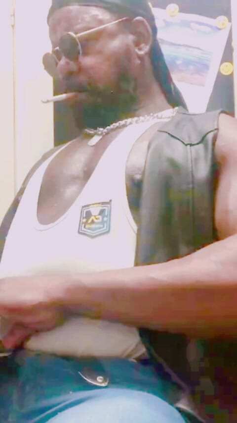 Black smoking muscle stepdad: Jantan berotot Denim Boots Merokok Titpig Solo