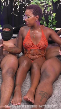 Faye Noir melancap berganda dan footjob