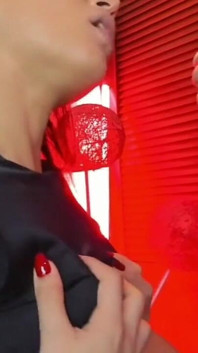 Une chatte se fait lécher jusqu’à ce qu’elle squirte sur son visage