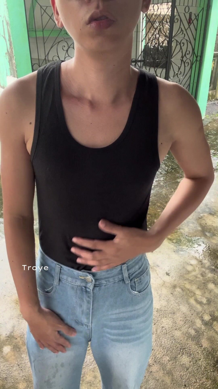 Troye_AsianPinoy: Twink asiático en Sando y jeans