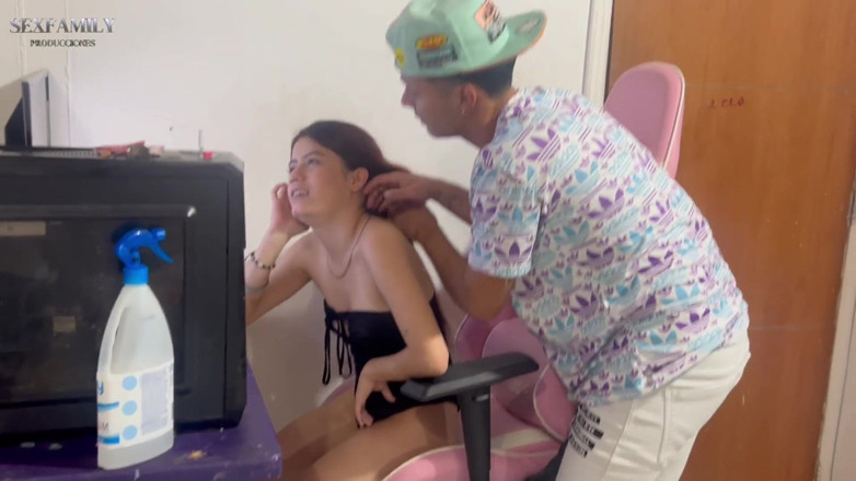 chiquitasex: Minha meia-irmã me pede ajuda com sua lição de casa...