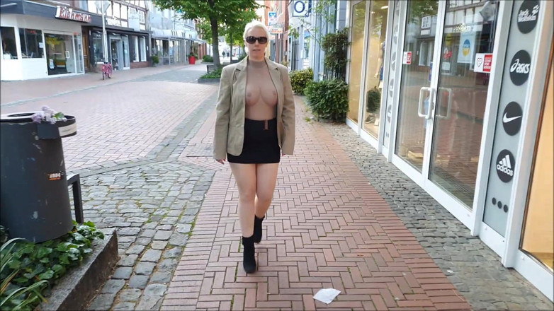 UserBitch1: Caminhada da noite mostrando minha buceta e me dedando