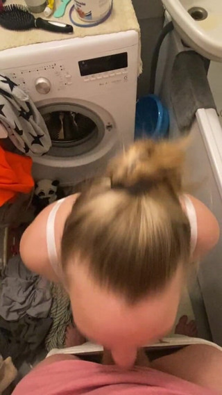 Bootyass Girl: 내 새엄마가 옆방에 있는 화장실에서 위험한 빠른 오럴