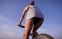 Teasecombo 4K: Ciclismo al aire libre y culo intermitente en minifalda