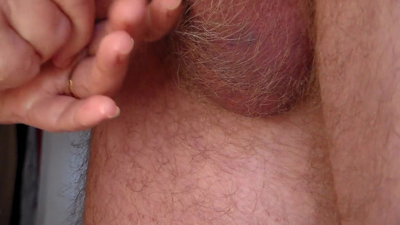 Sex hub couple: Closeup of John peeing on Jen's hand