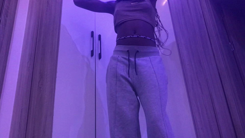Browngurl234: Sexy magra negra em primeiro plano balança suas curvas em...