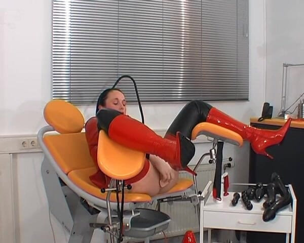 Rubber & Clinic Studio - 1ATOYS: Гумова анальна повія - гігантські ділдо
