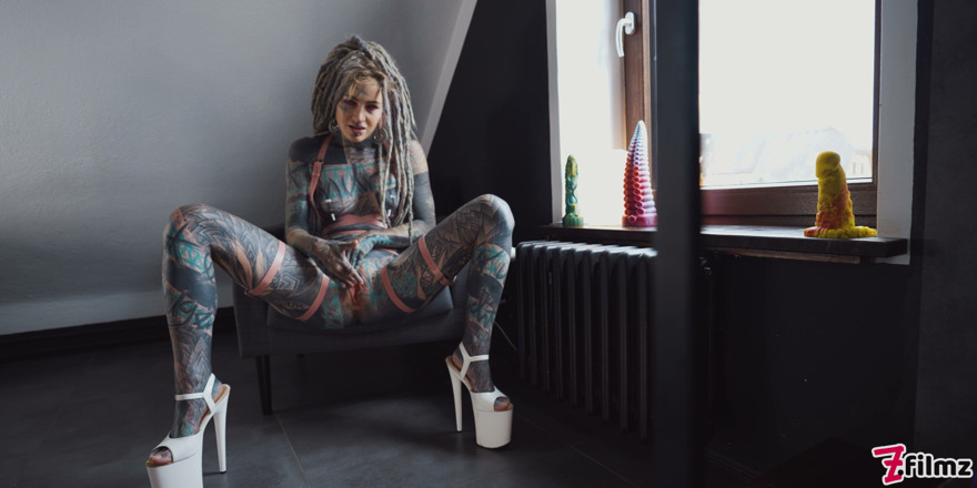 Z-Filmz: Big Squirt From Tattoo Girl in High Heels - Hard Anal...