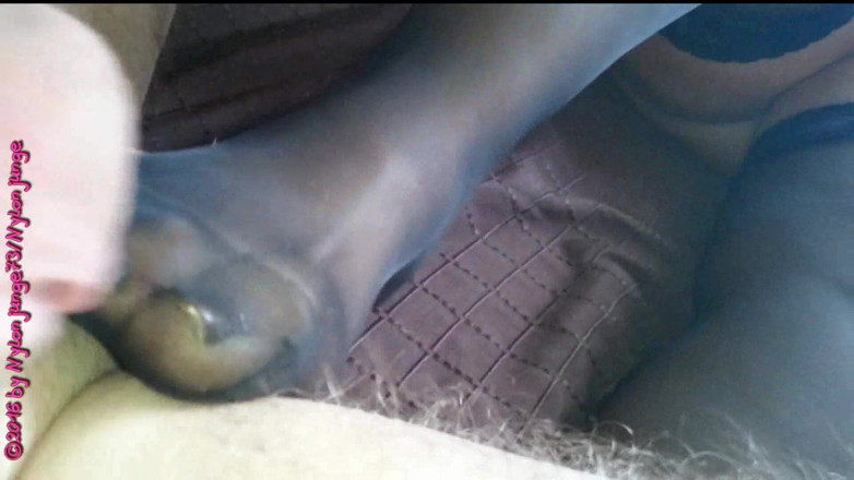 NylonjungeCarmen: Desconocido masaje de nylon y diversión con los pies