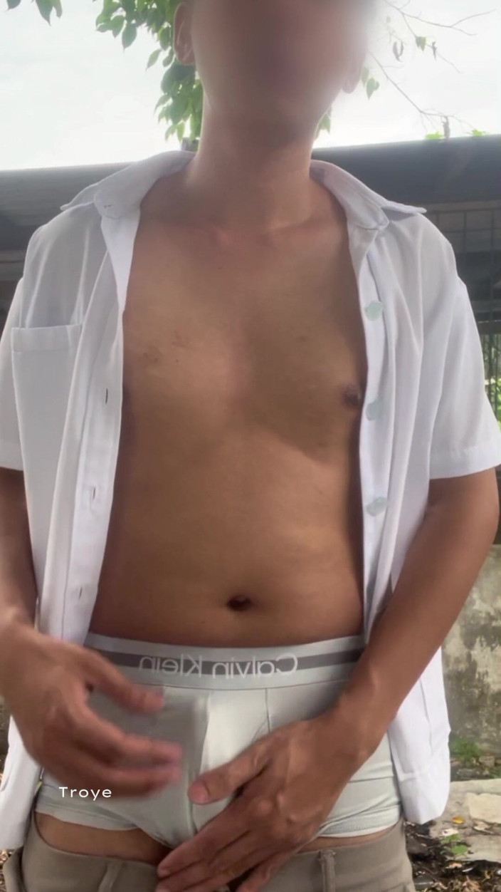 Troye_AsianPinoy: La studentessa delle superiori viene sborrata massicciamente