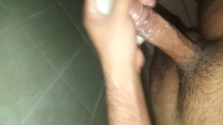 Cute boy jerks off: L'uomo gioca con il suo pene come se fosse un...