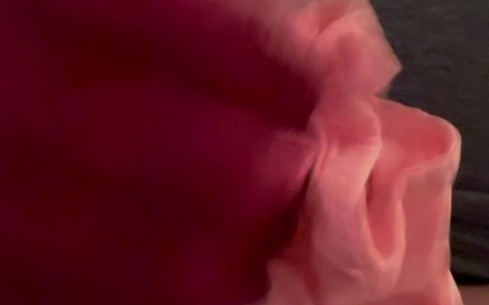 Panty Freak 3017: Cewek seksi dengan celana dalam merah muda ini nggak muat...