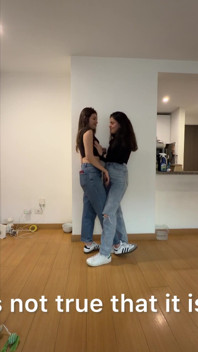 Spor ayakkabılarımla uğraşıyorum