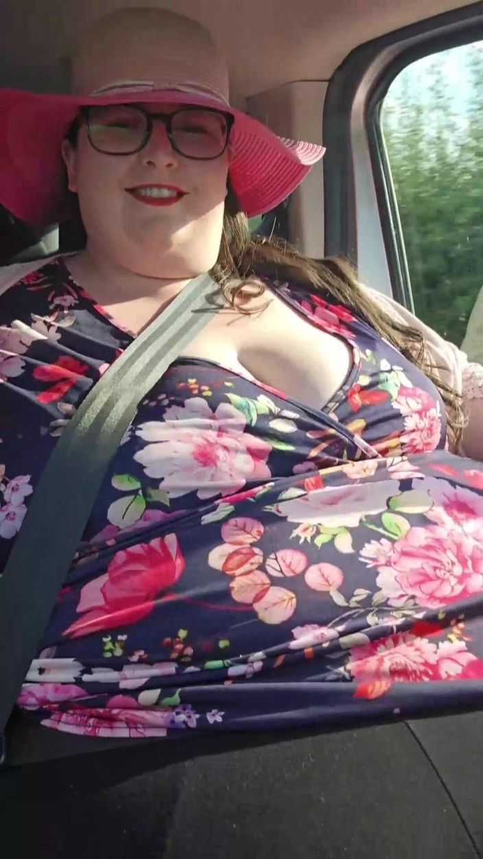 SSBBWLadyBrads: SSBBW v hrátkách s břicho v autě