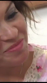 Questa miLF sempre arrapata seduce un ragazzo con un grosso cazzo duro e viene scopata come una vera porca