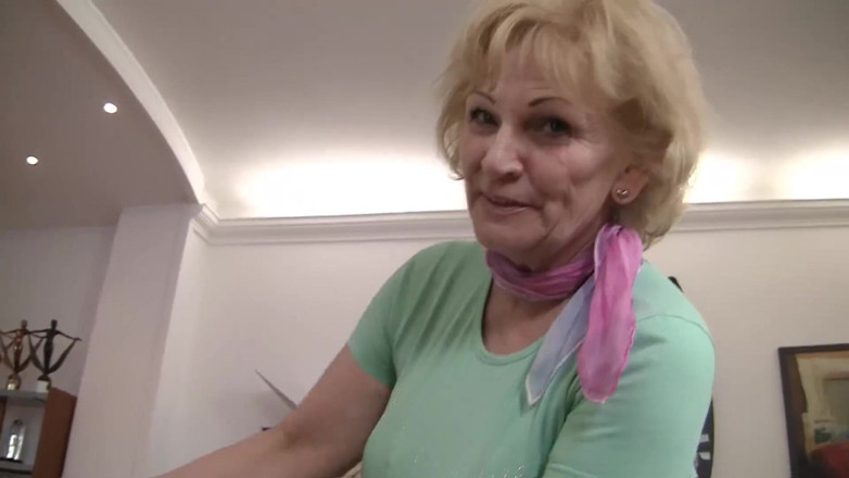Mature Climax - 100% Mature Videos: Blond tonåring och bystig mogen knullas i fyrkant