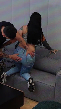 Was für ein! Ich ficke die beste freundin meiner stiefschwester durch zerrissene jeans, während wir einen spielen