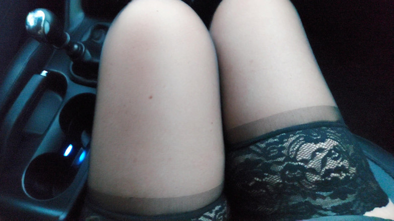 Step Mommy: 배다른 아들에게 차에서 풋잡을 해주는 스타킹을 입은 핫한 미시 새엄마