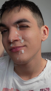 Sevimli twink freind'imin yüzüne boşalması için yüzünü sikiyorum, Matty ve Aiden