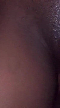 Caliente nena de ébano vista frontal polla frotando su coño en cámara lenta