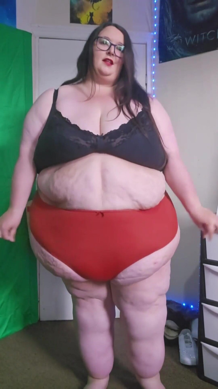 SSBBWLadyBrads: SSBBW Riesin geht in engem rotem höschen