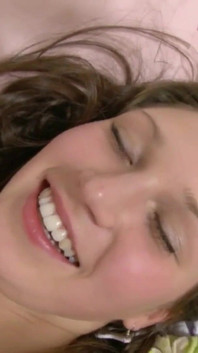 Eugenia ve Pauline lezbiyen arkadaşlar takma yarakla sikişiyor